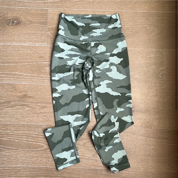 aerie Pants - Aerie Chill Play Move Camo Leggings size small